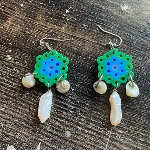 Anna Sui Daisy Chains Stick Pearl and Shell Earrings - Green - Spring ‘22